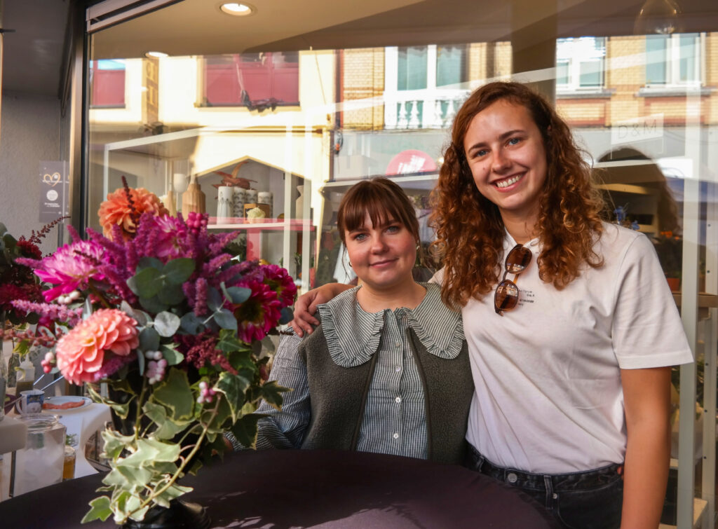 Alicia en Chloë van bloemen winkel 'T Bloemeke uit Puurs